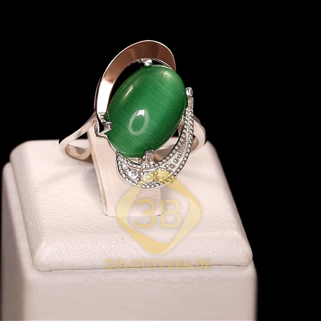 Серебряное кольцо со вставками золота, зеленым улекситом и фианитами, покрытие родий
