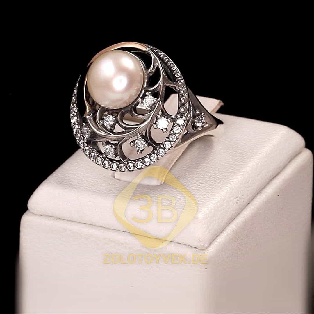 Серебряное  кольцо со вставками золота, белым жемчугом и фианитами, покрытие родий