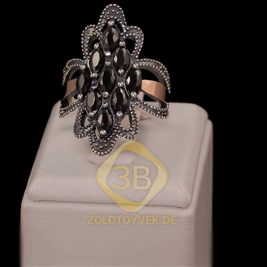 Серебряное черненое кольцо со вставками золота, черными бриллианитами и фианитами, покрытие родий