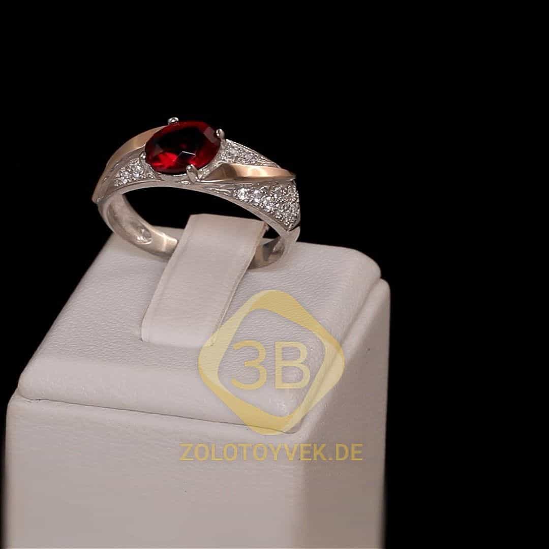 Серебряное кольцо cо вставками золота, рубиновым бриллианитом и фианитами, покрытие родий