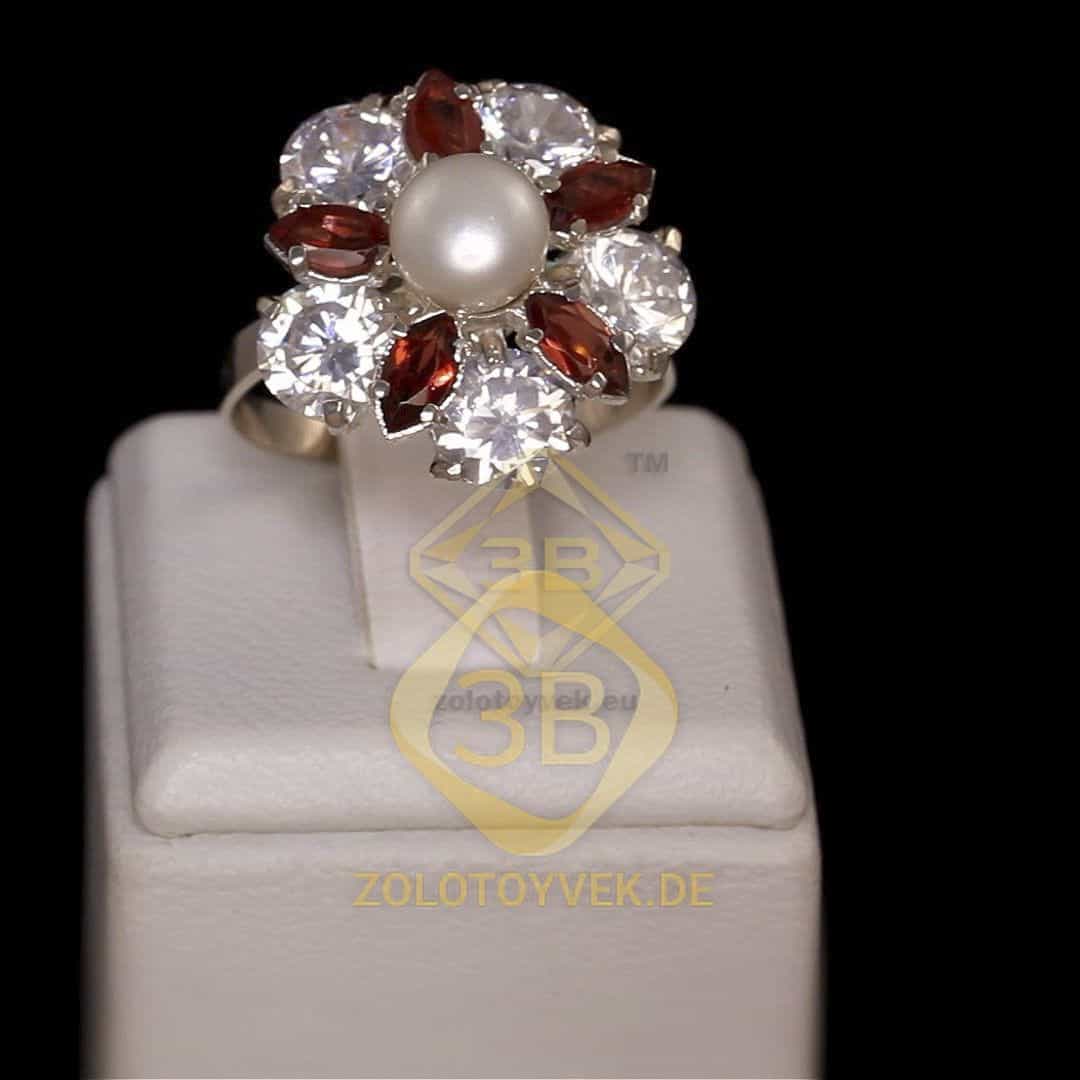 Серебряное кольцо со вставками золота, белым культивированным жемчугом, гранатом и белым бриллианито