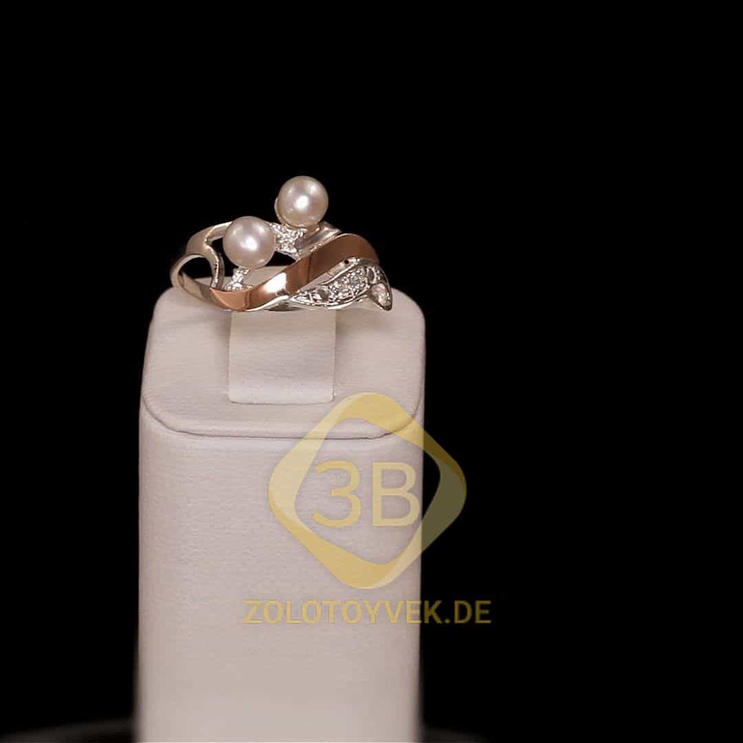 Серебряное кольцо со вставками золота, белым культивированным жемчугом и фианитами