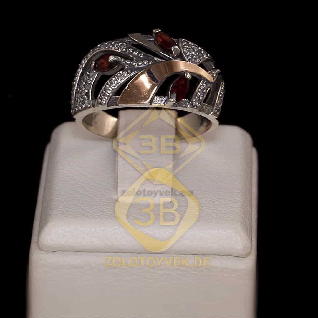 Серебряное кольцо со вставками золота, гранатом и фианитами