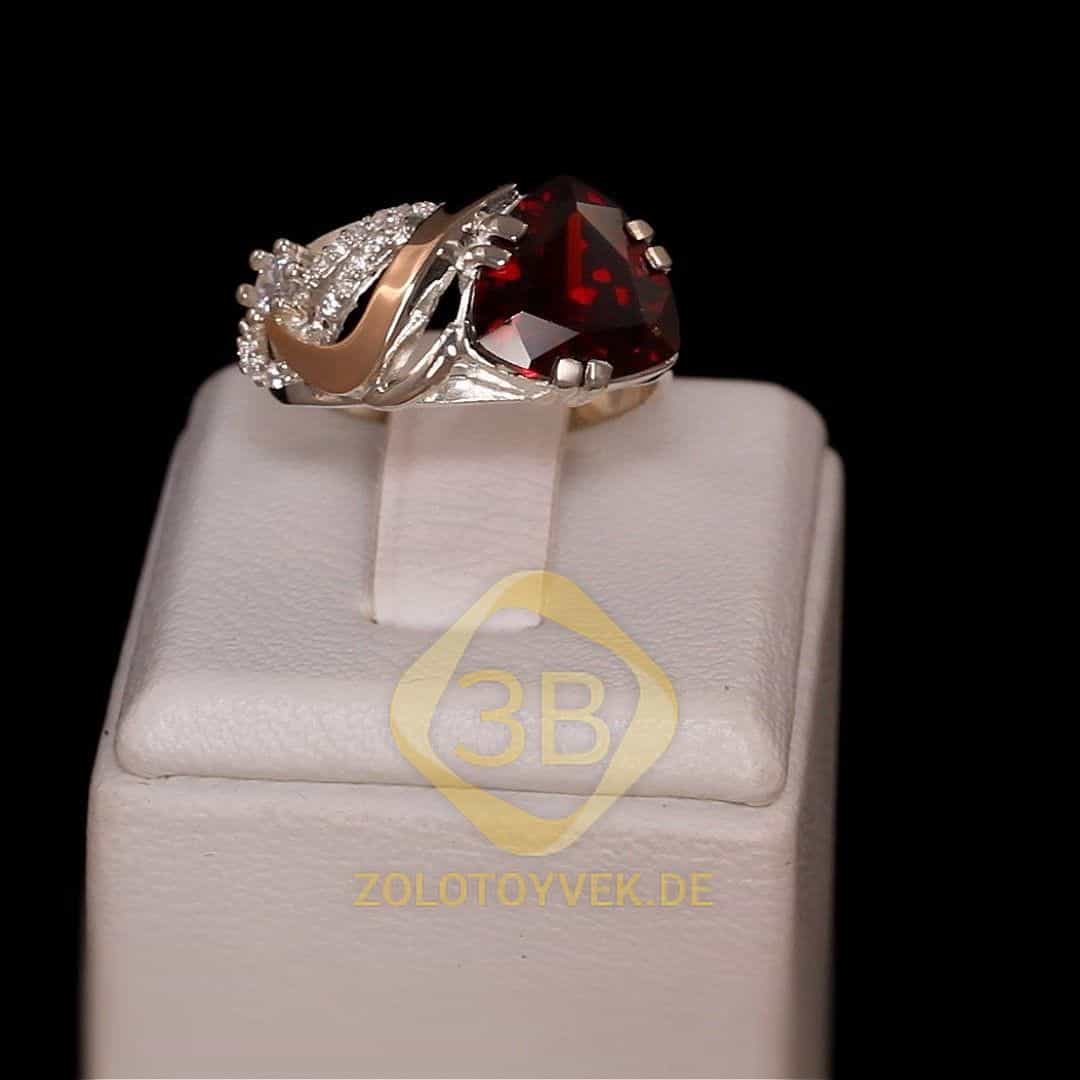 Серебряное кольцо со вставками золота, гранатовым бриллианитом и фианитами