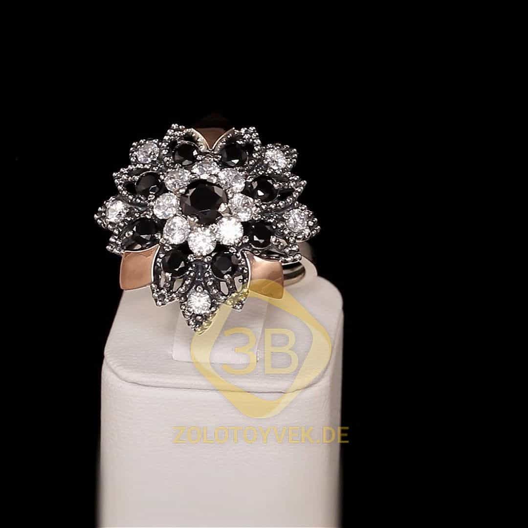 Серебряное кольцо со вставками золота, черными и белыми бриллианитами