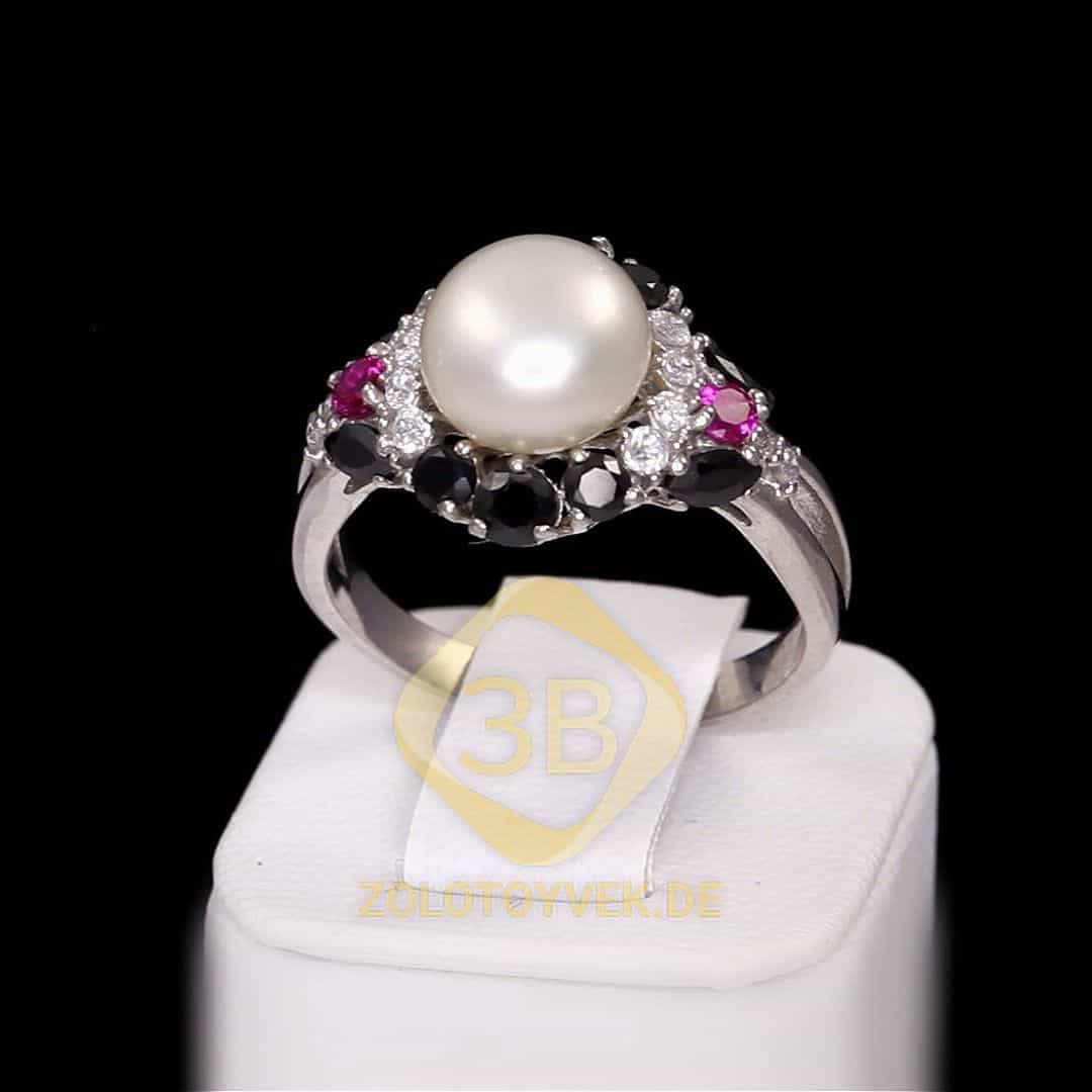Серебряное кольцо с белым культивированным жемчугом, гидротермальным рубином и фианитами, покрытие Р