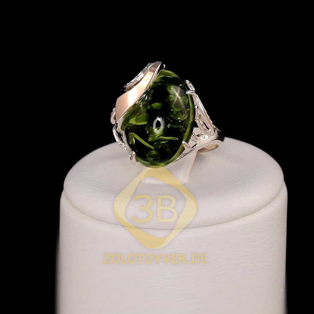 Серебряное кольцо со вставками золота и им. зеленого янтаря, покрытие Родий