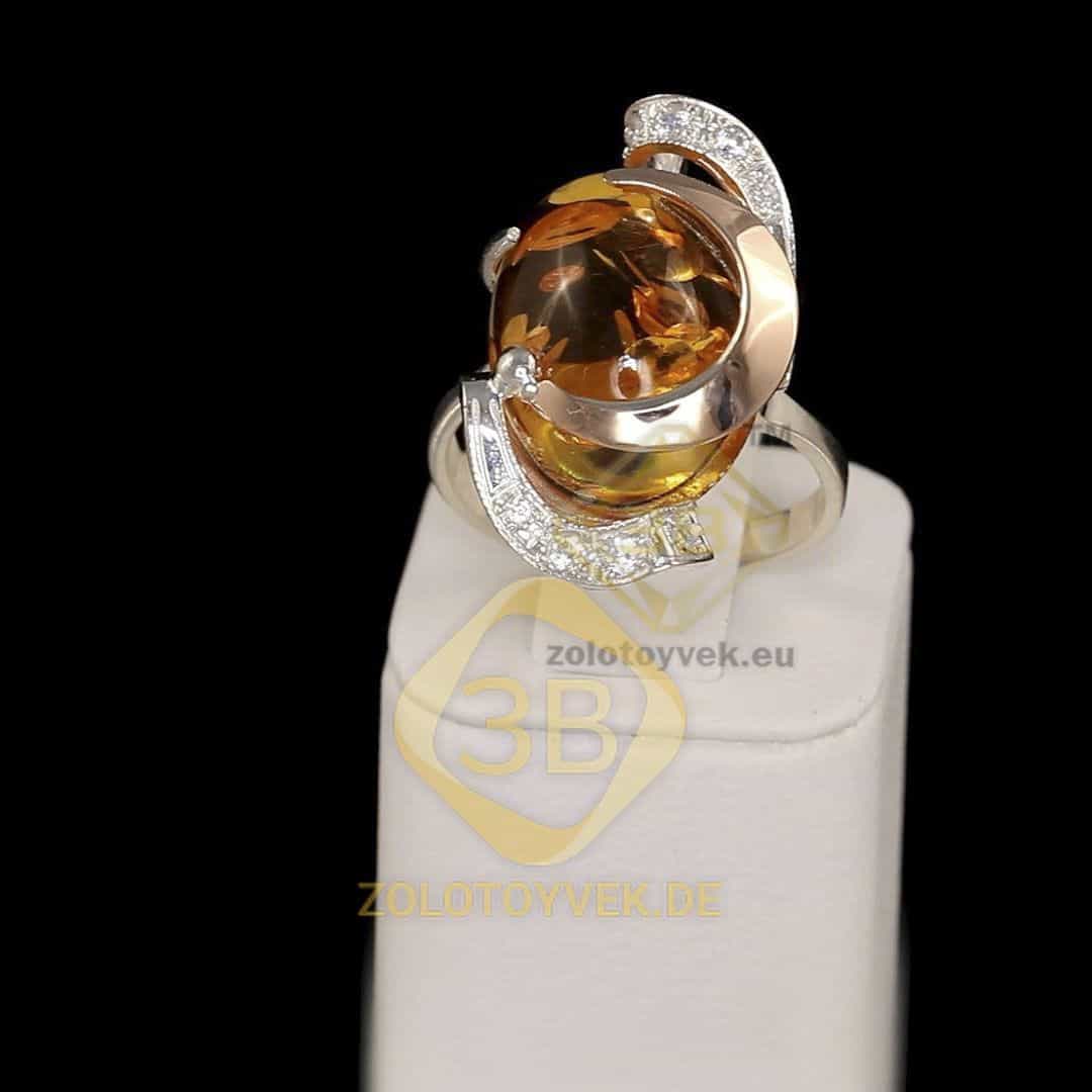 Серебряное кольцо со вставками золота, им. янтаря и фианитами, покрытие Родий