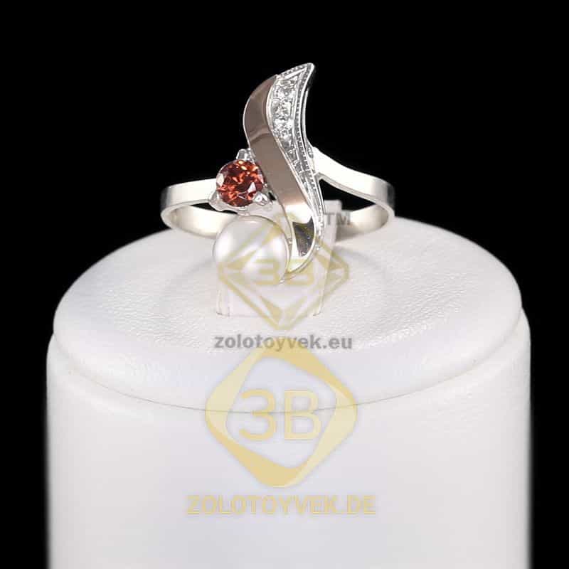 Серебряное кольцо со вставками золота, белым культивированным жемчугом, гранатовым бриллианитом и фи