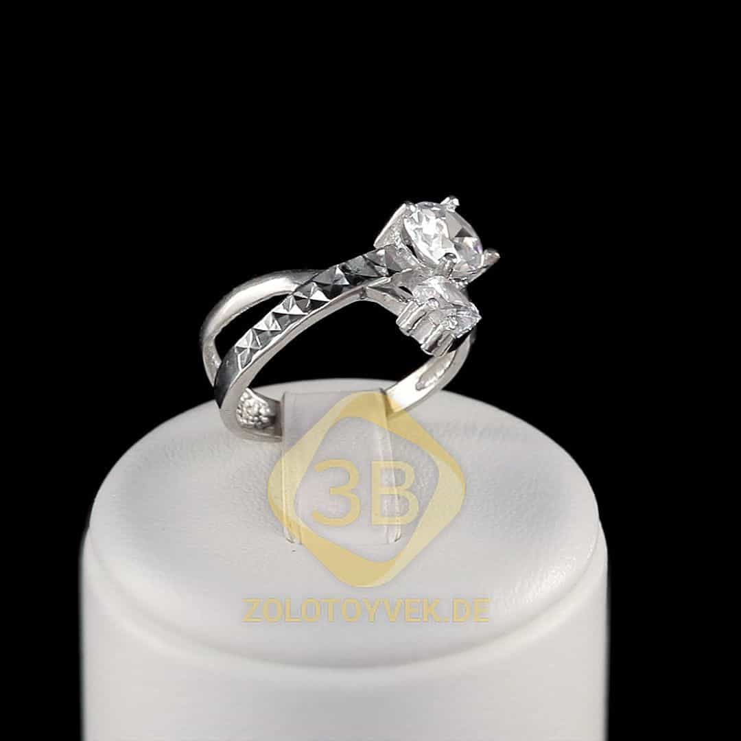 Серебряное кольцо с белым бриллианитом