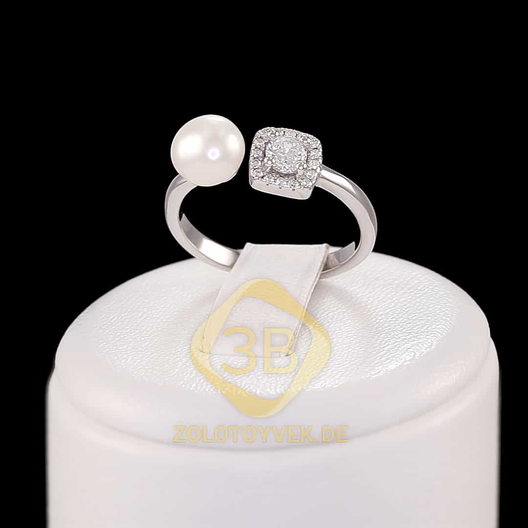 Серебряное кольцо с жемчугом , бриллианитом и фианитами