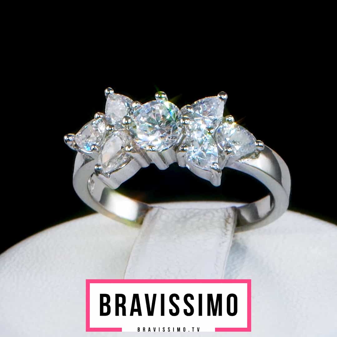 Серебряное кольцо с бриллианитами в бриллиантовой огранке и огранке капля Flora