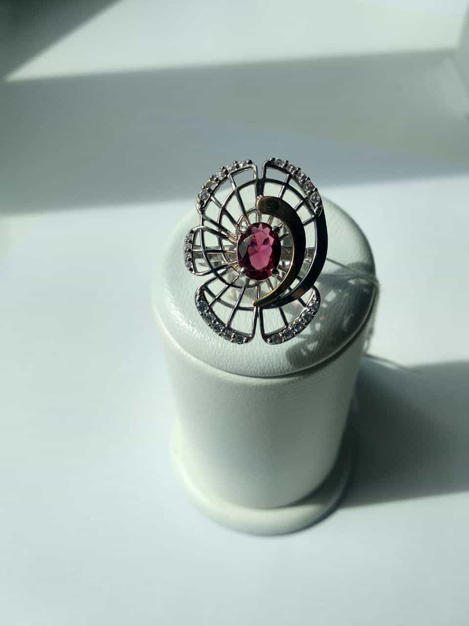 Серебряное кольцо с рубином, вставками золота и фианитами