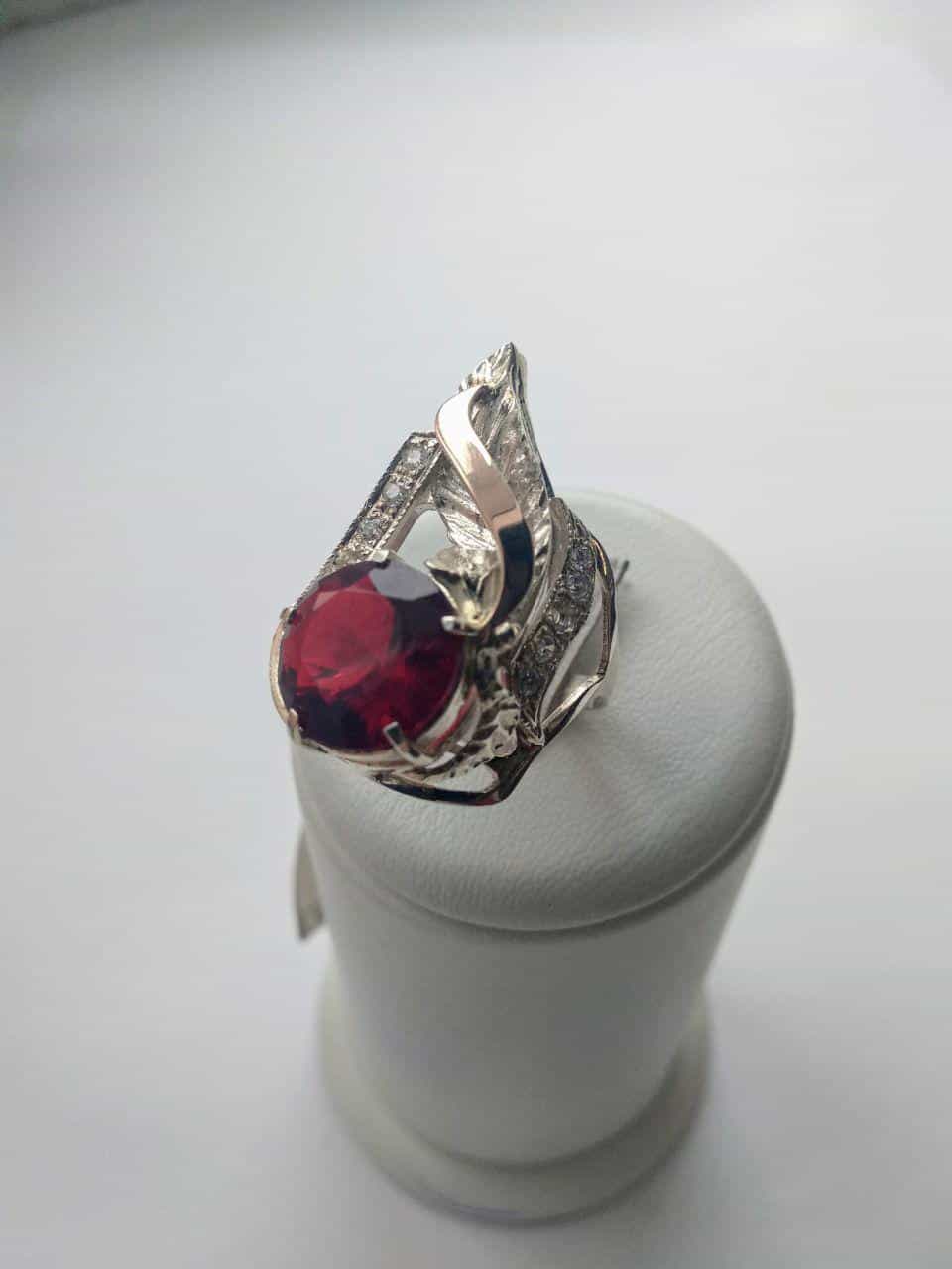 Серебряное ажурное кольцо с рубином, вставками золота и фианитами