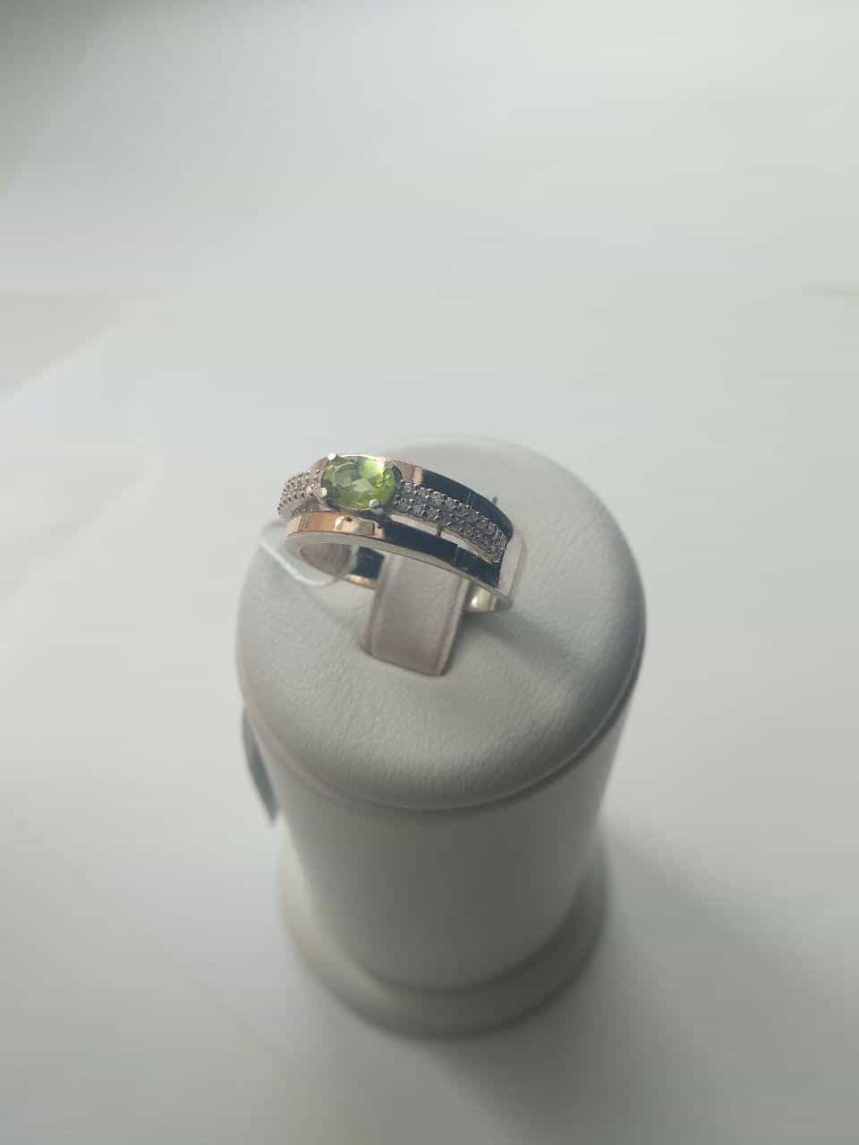 Серебрянное кольцо с зеленым альпинитом, фианитами и вставками золота