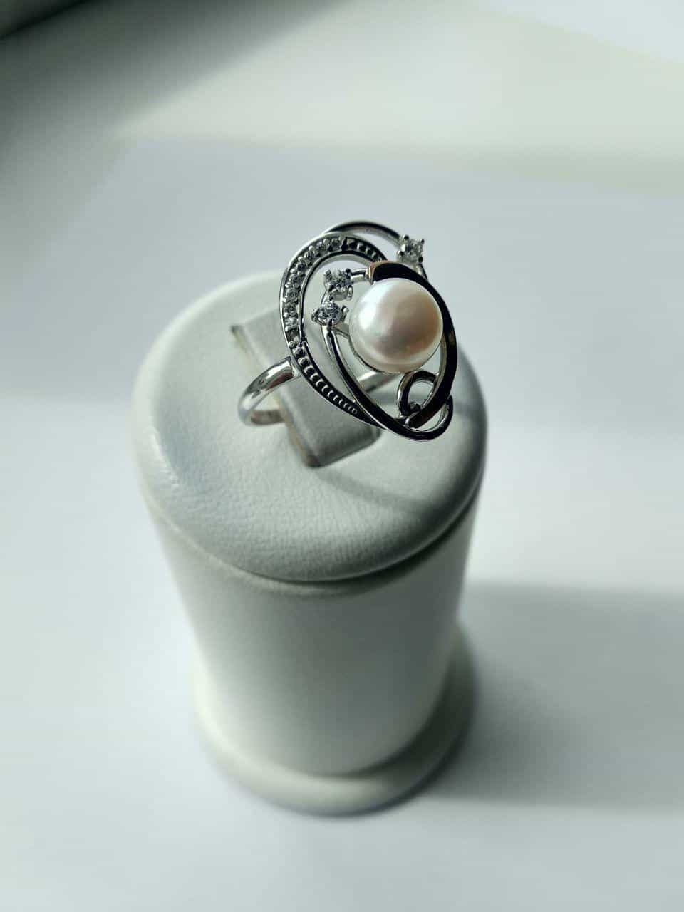 Серебряное кольцо с жемчугом, вставками золота и фианитами