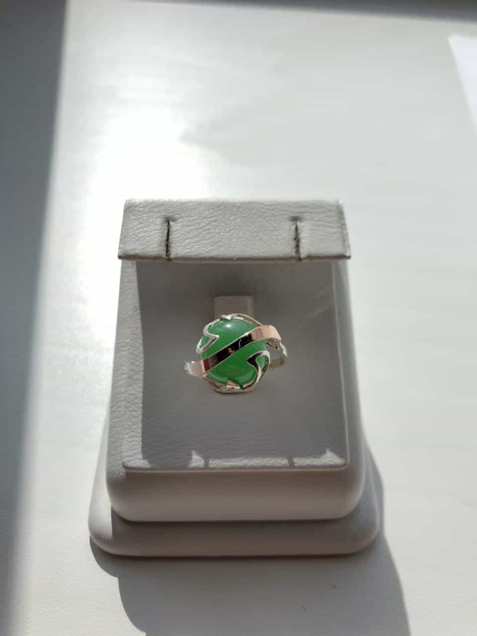 Серебряное кольцо с зеленым халцедоном и вставками золота
