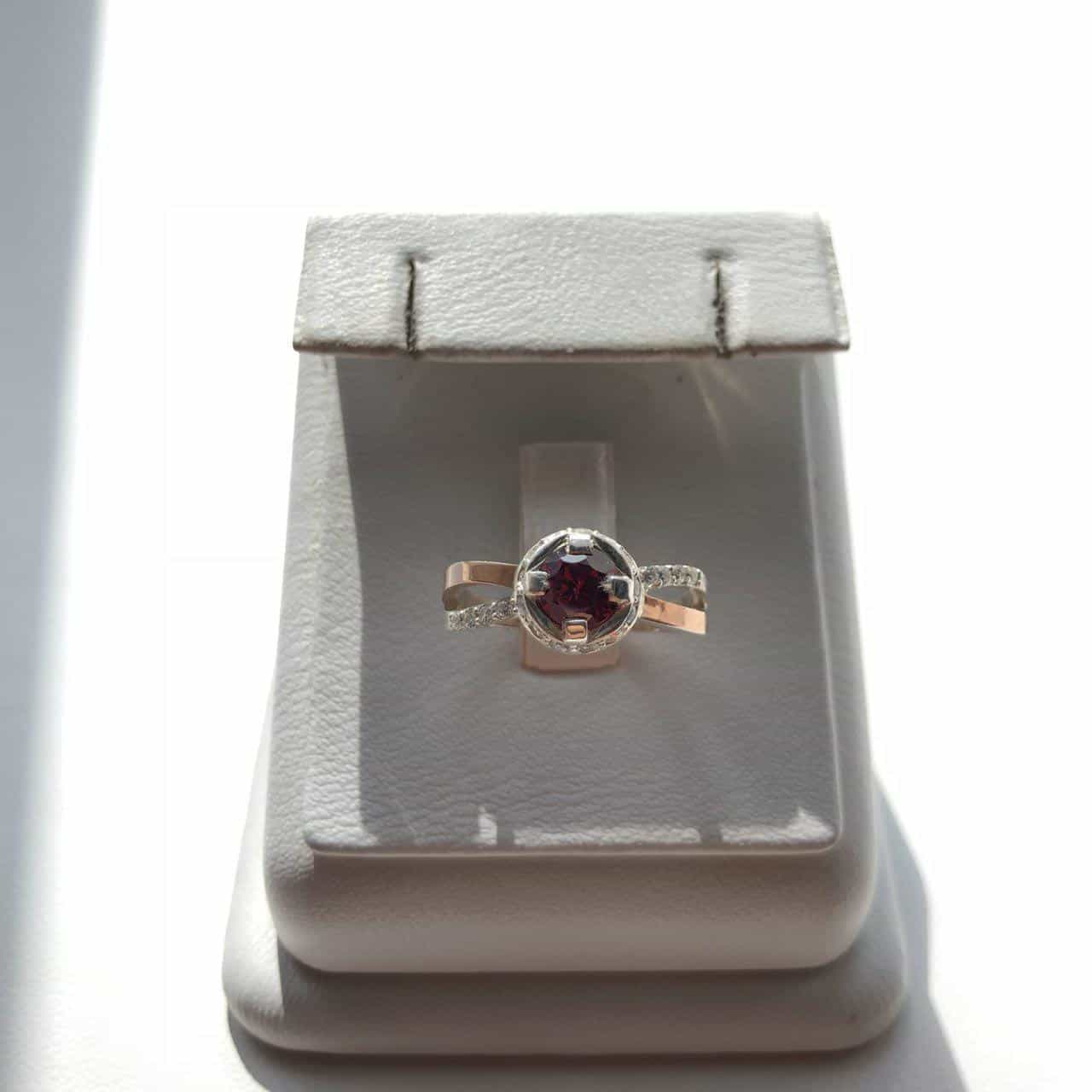 Серебряное кольцо с рубином, фианитами и вставками золота