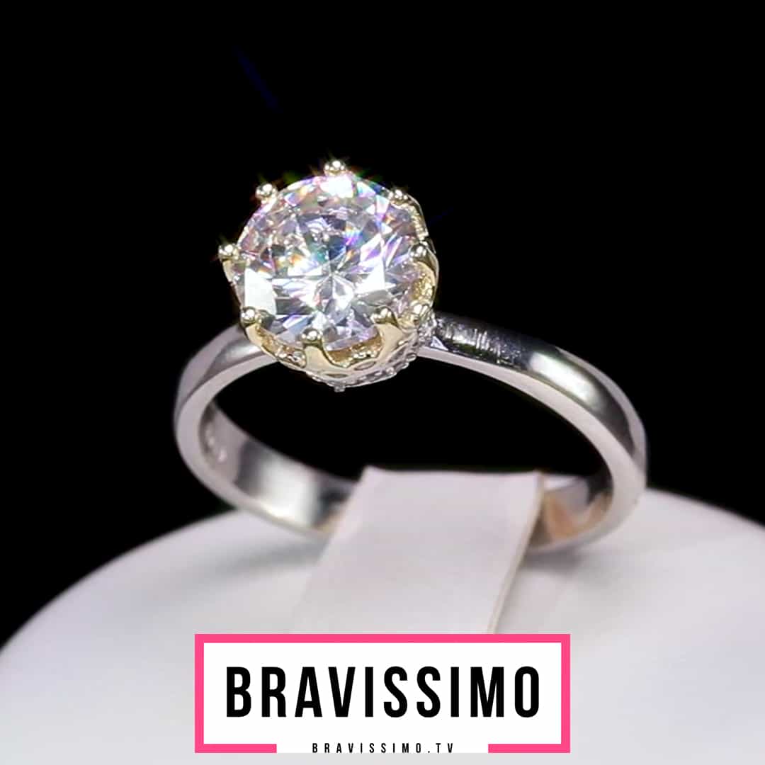 Серебряное кольцо с бриллианитом, фианитами, частичное золотое родирование