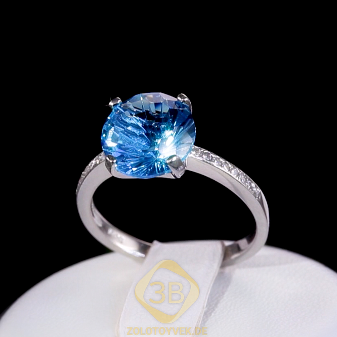 Серебряное кольцо  с голубым топазом и фианитами