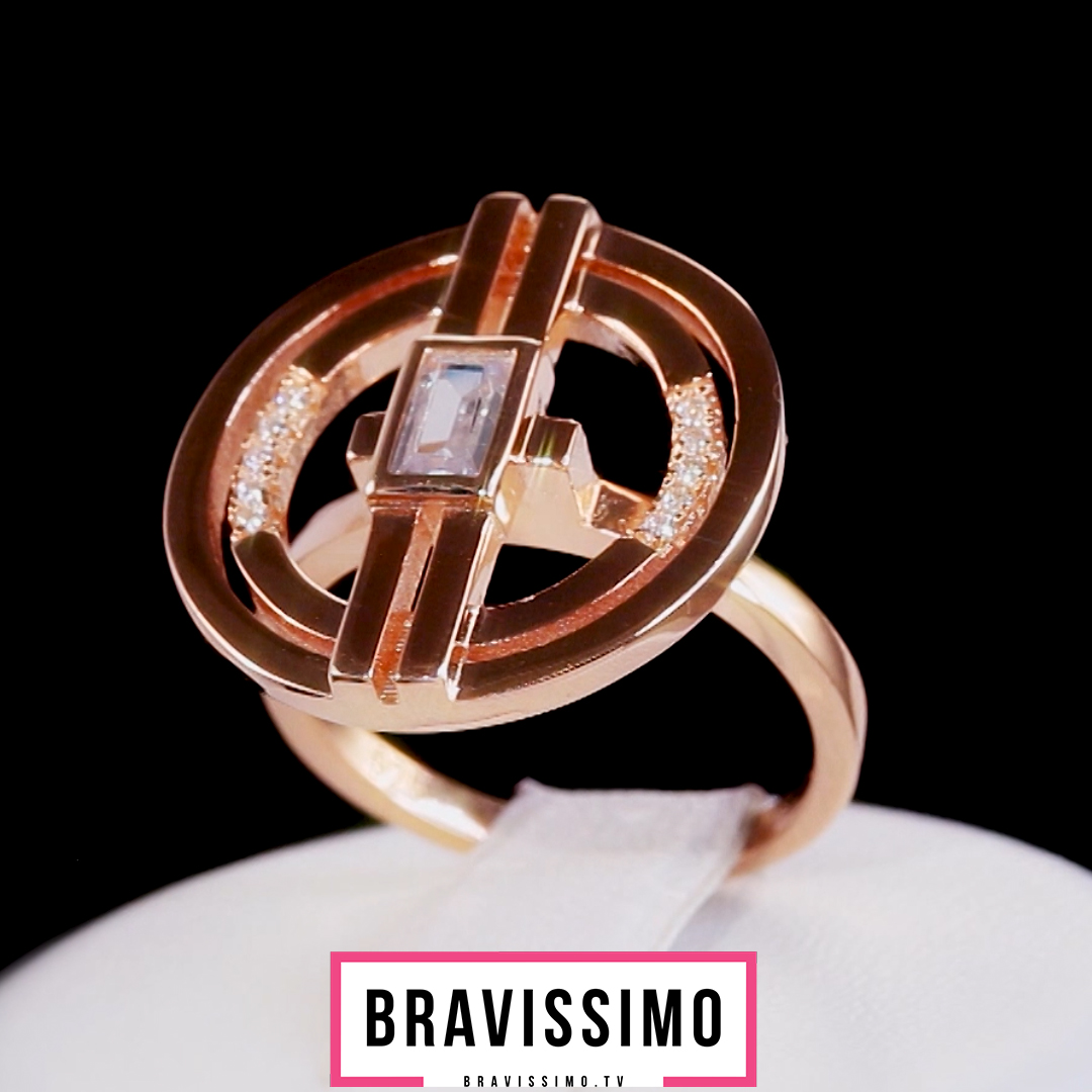 Серебряное кольцо с бриллианитом и фианитами, золотое родирование