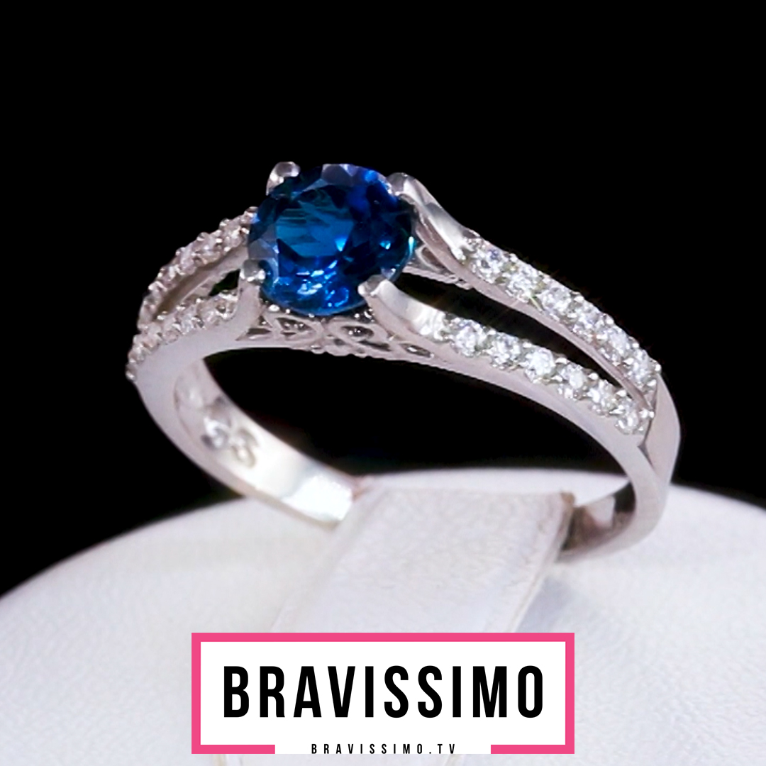 Серебряное кольцо с топазом London blue и цирконами