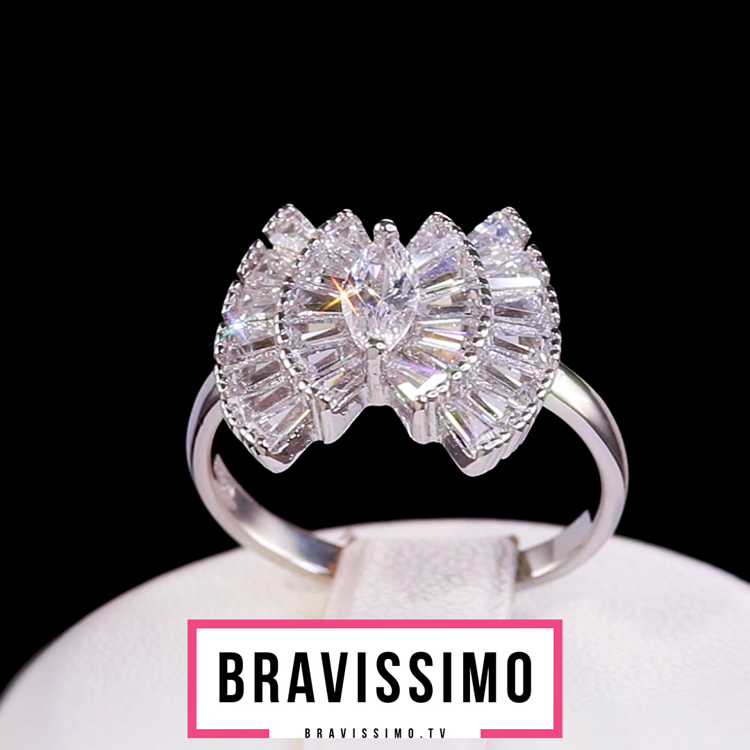 Серебряное кольцо  с бриллианитами и фианитами