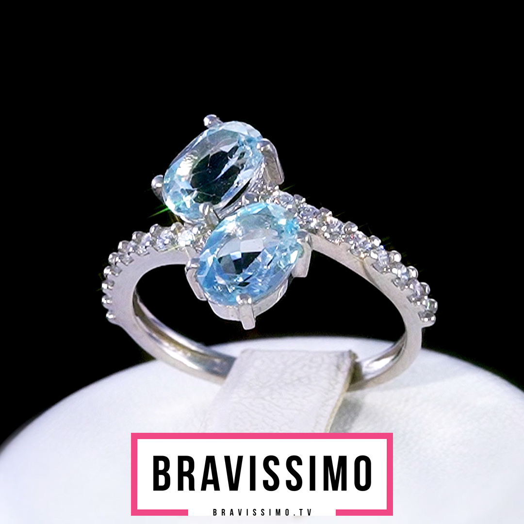 Серебряное кольцо с голубым топазом и цирконами