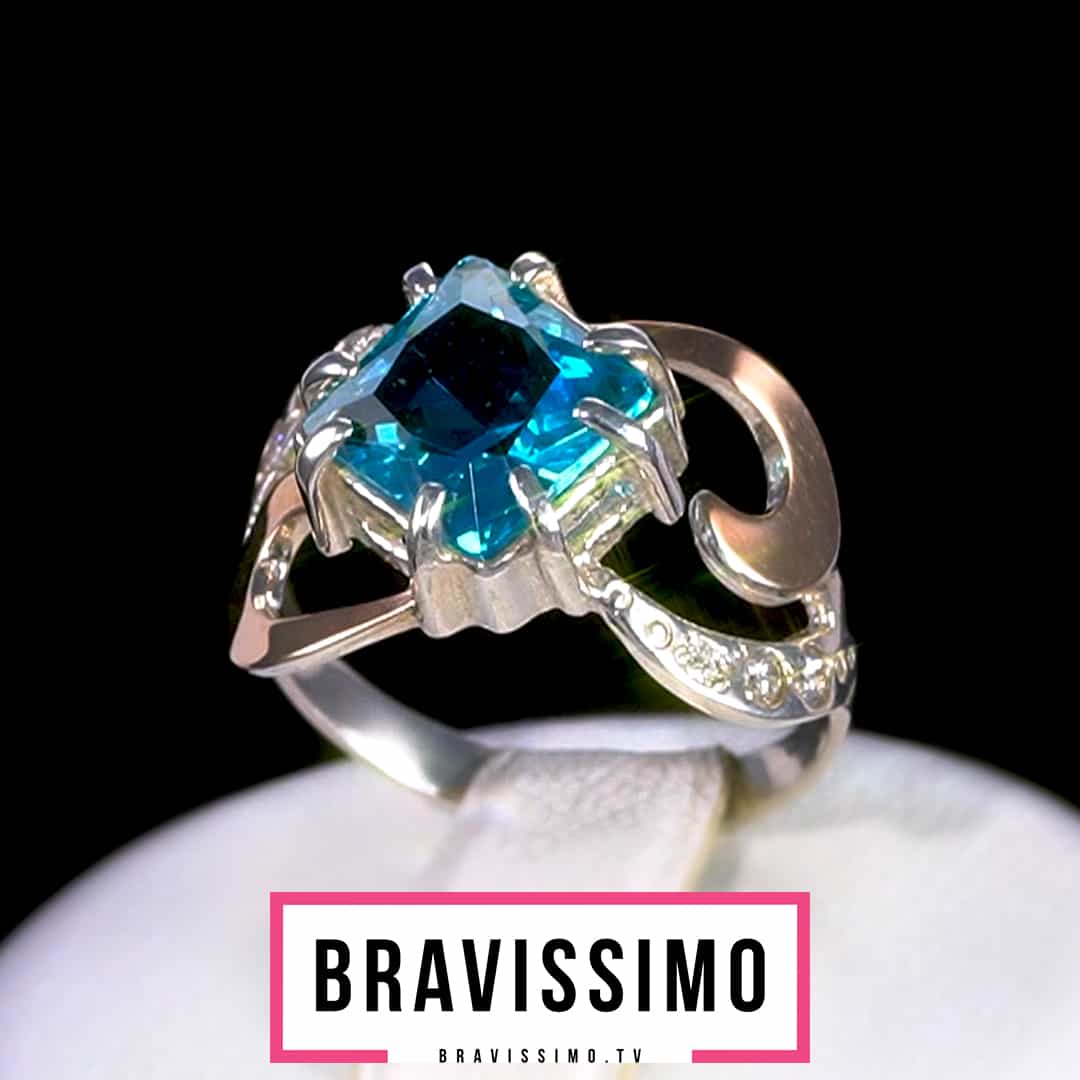 Серебряное кольцо с золотом, природным голубым топазом и фианитами