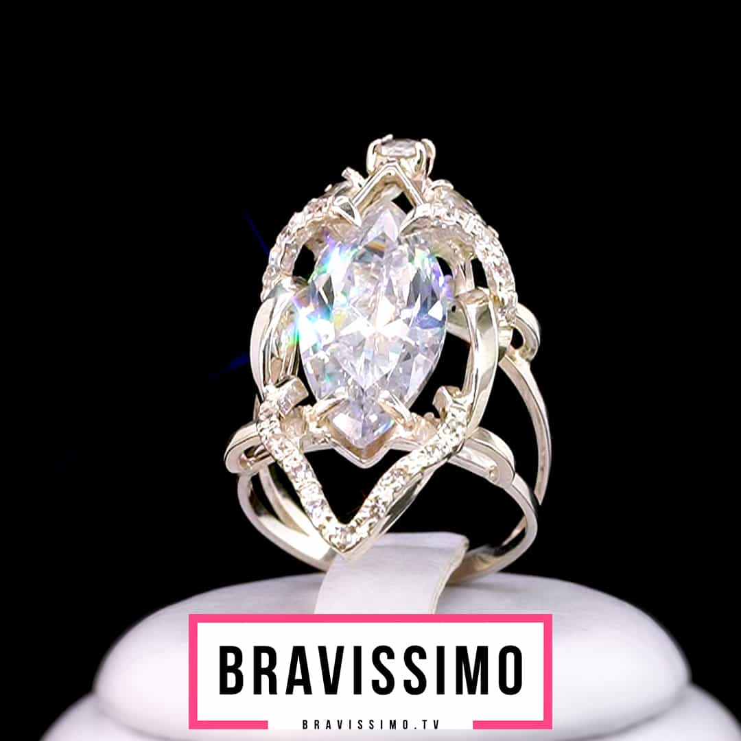 Серебряное кольцо с королевским бриллианитом и фианитами