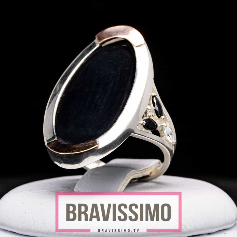 Серебряное кольцо с золотом, ониксом, чёрными и белыми бриллианитами