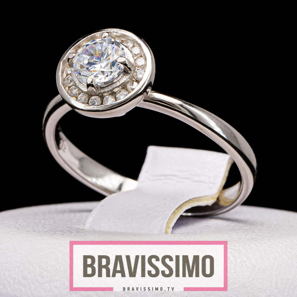 Серебряное кольцо с бриллианитом и фианитами
