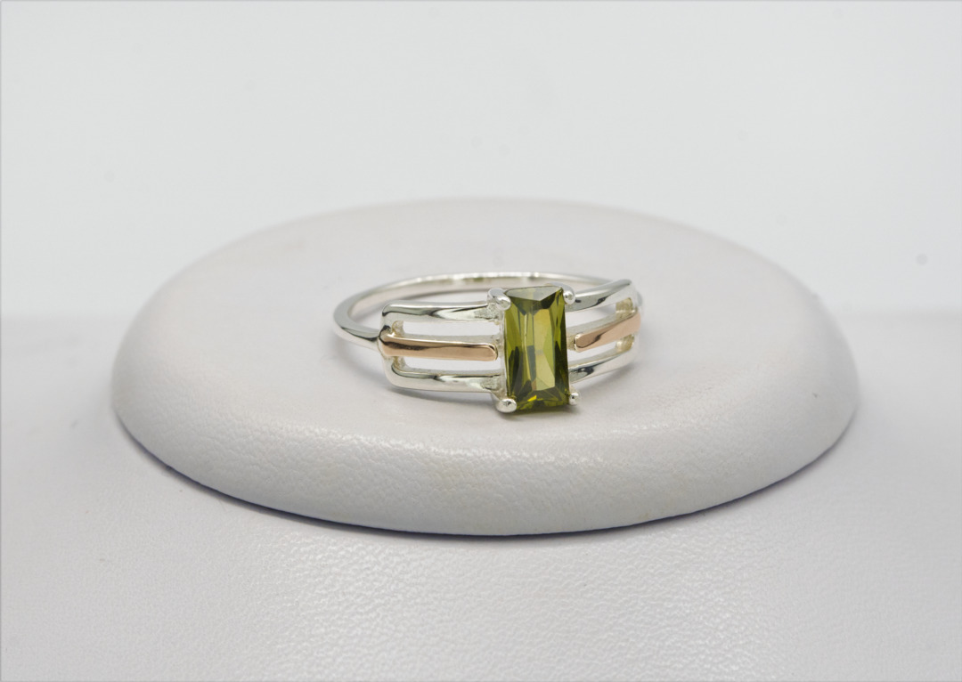 Серебряное кольцо с золотом и оливином