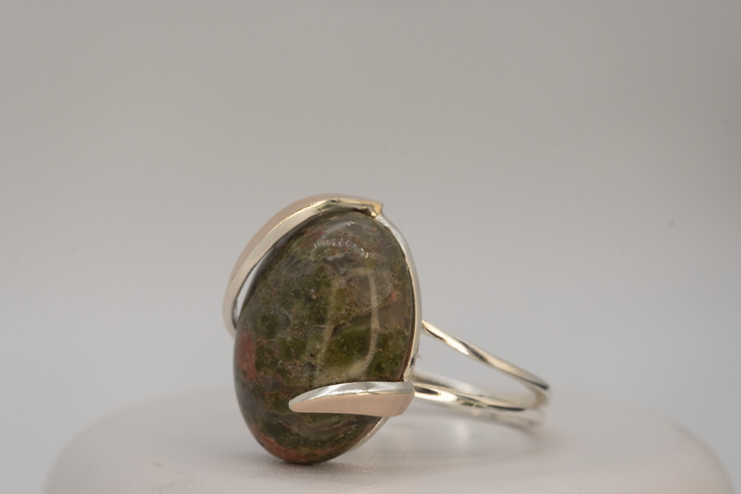 Серебряное кольцо с золотом и унакитом