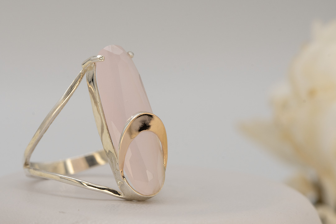 Серебряное кольцо с золотом и розовым кварцем