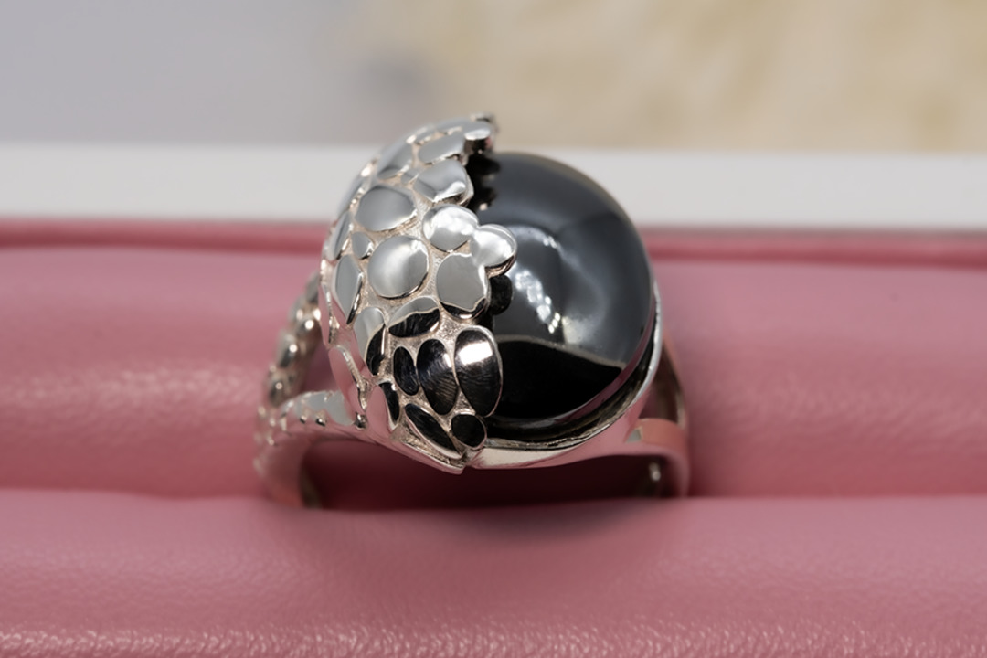 Серебряное кольцо с золотом и гематитом