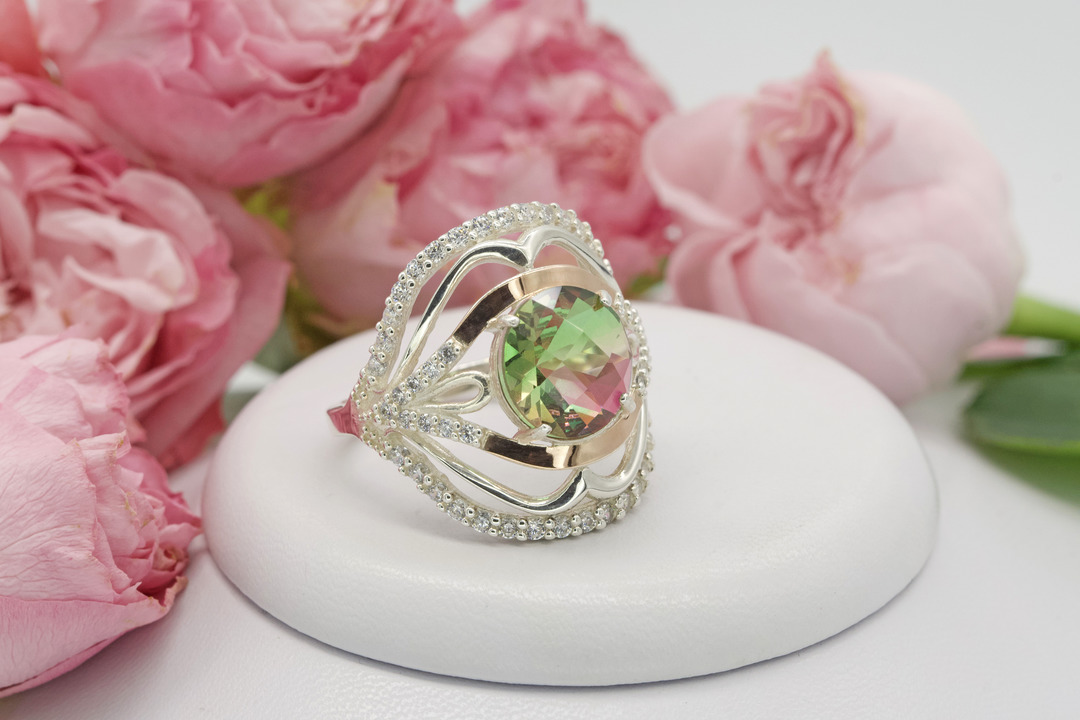 Серебряное кольцо с золотом, радужным кварцем  и фианитами