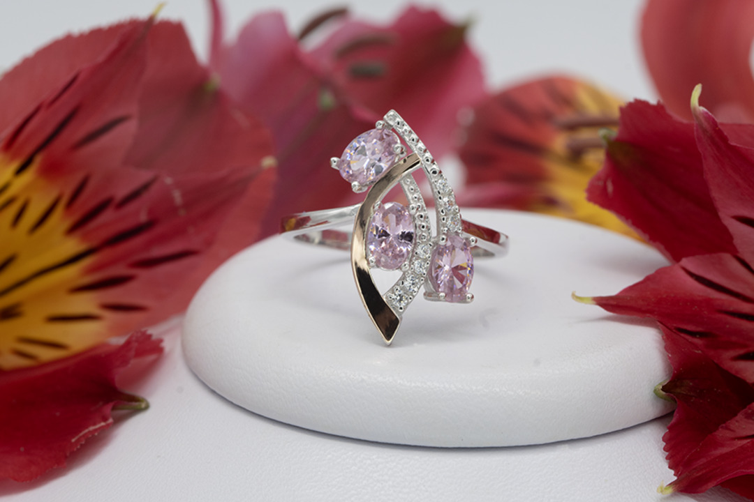 Серебряное кольцо с золотом, розовым кварцем и фианитами