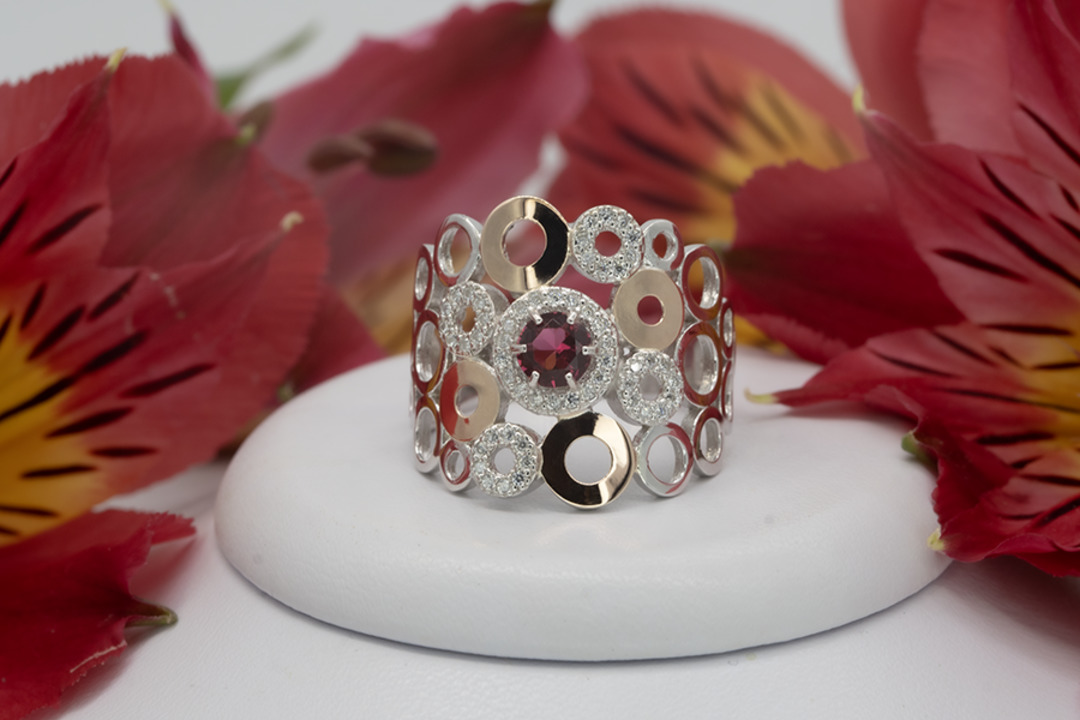 Серебряное кольцо с золотом, розовым сапфиром и фианитами