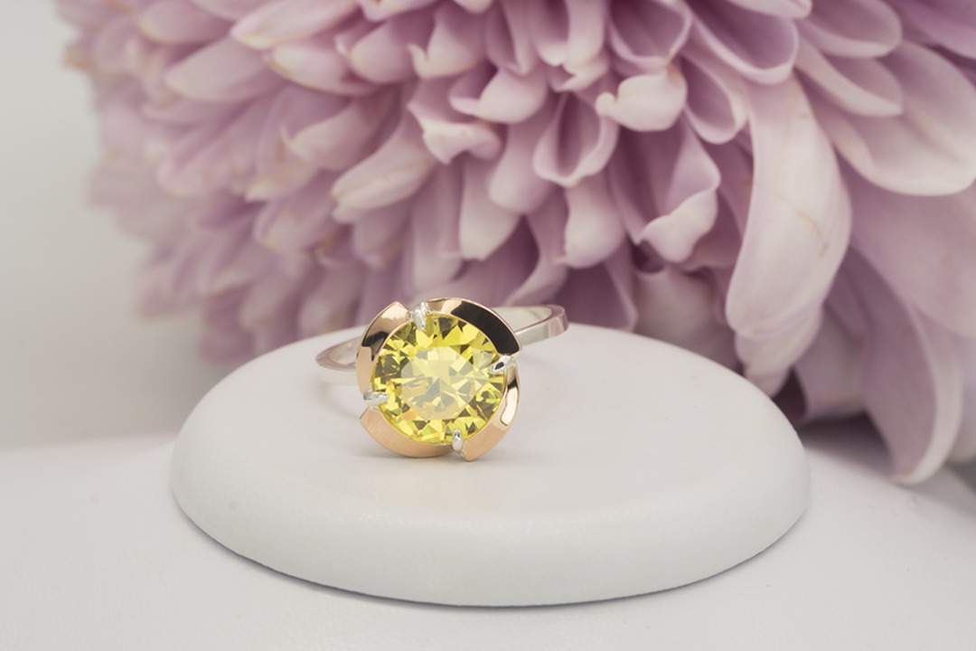 Серебряное кольцо с золотом и желтым сапфиром