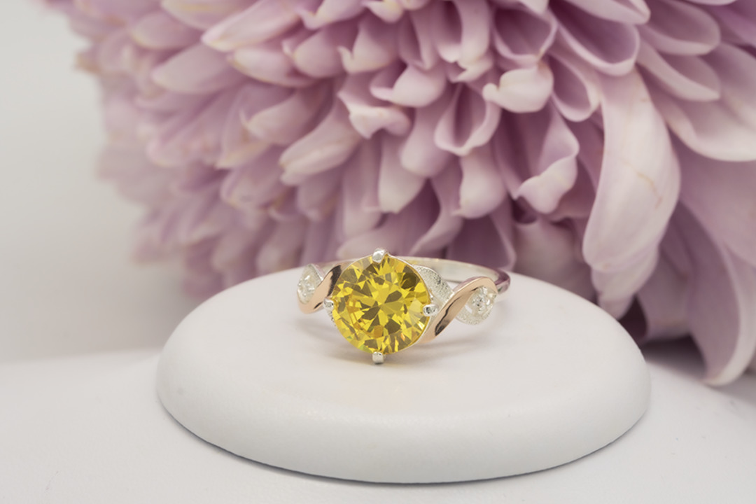 Серебряное кольцо с золотом, желтым сапфиром и фианитами
