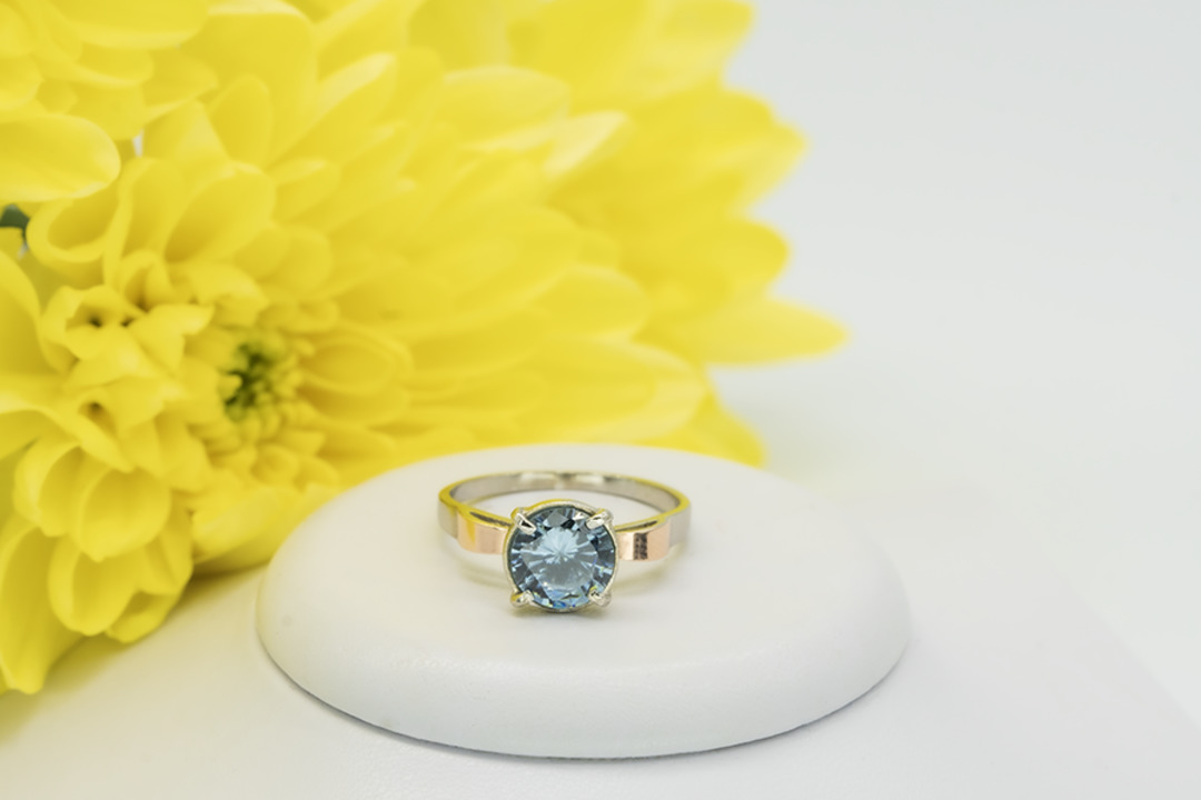 Серебряное кольцо с золотом и топазом London blue