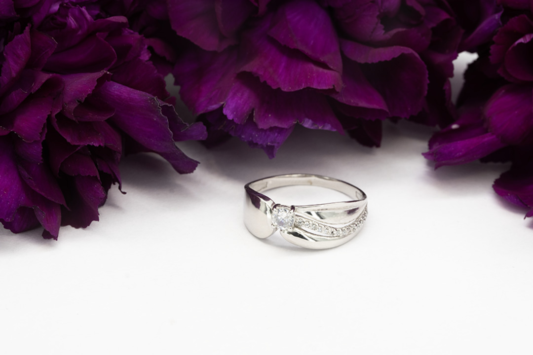 Серебряное кольцо с брилианитом и фианитами