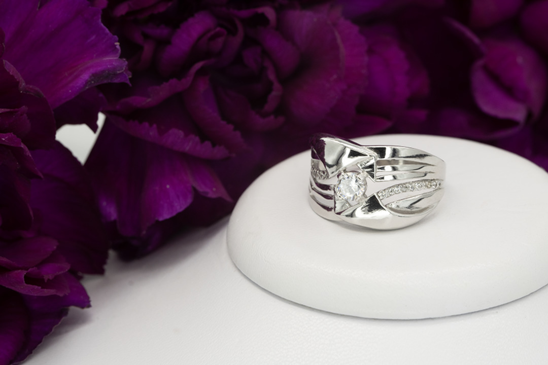 Серебряное кольцо с брилианитом и фианитами