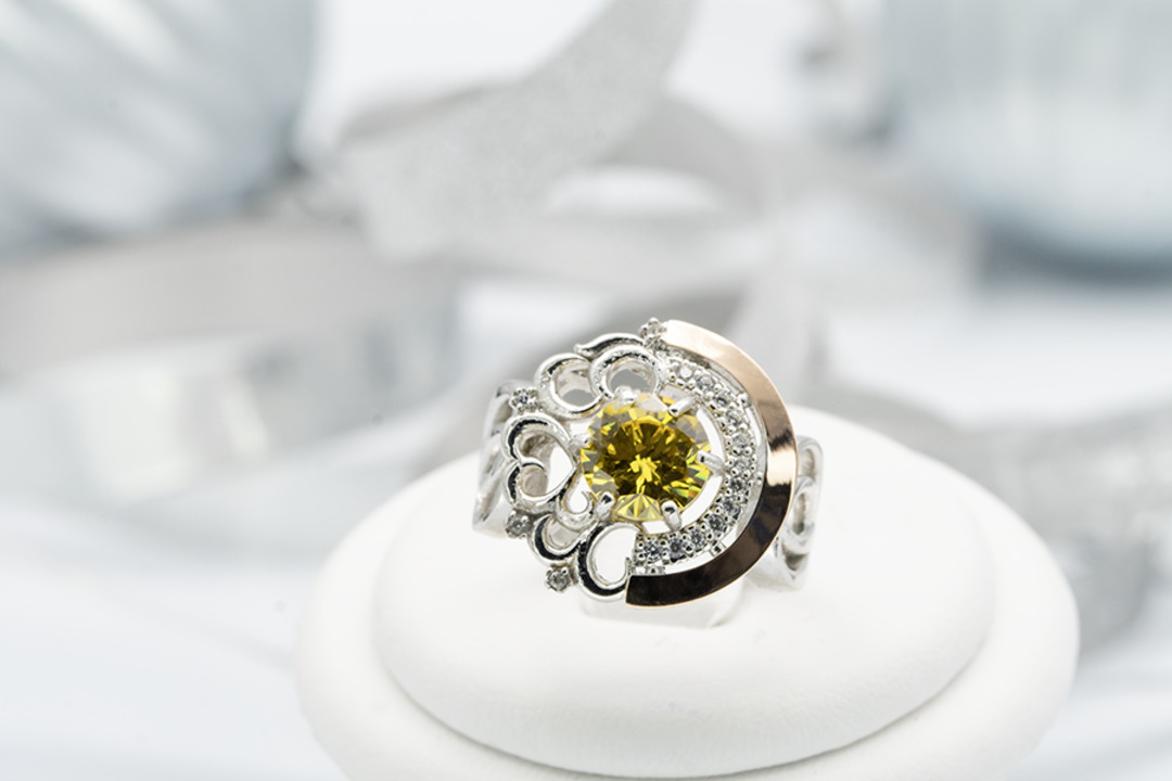 Серебряное кольцо с золотом,  желтым сапфиром и фианитами