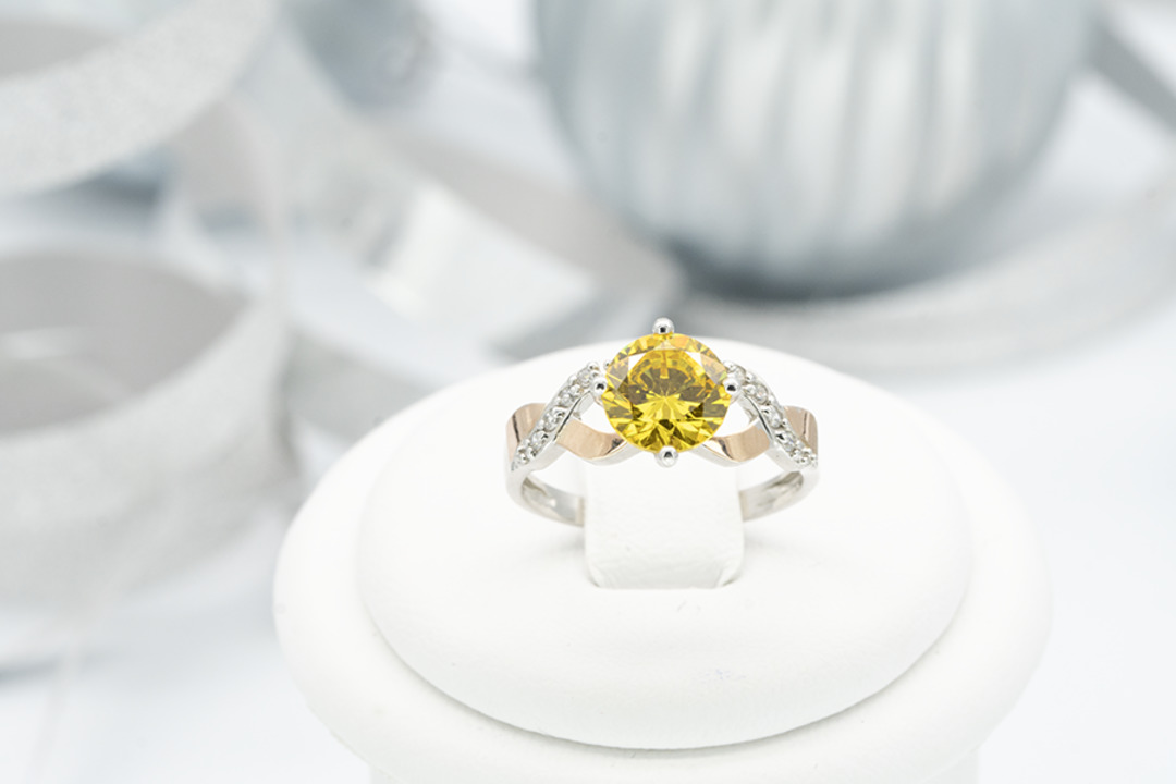 Серебряное кольцо с золотом, желтым топазом и фианитами