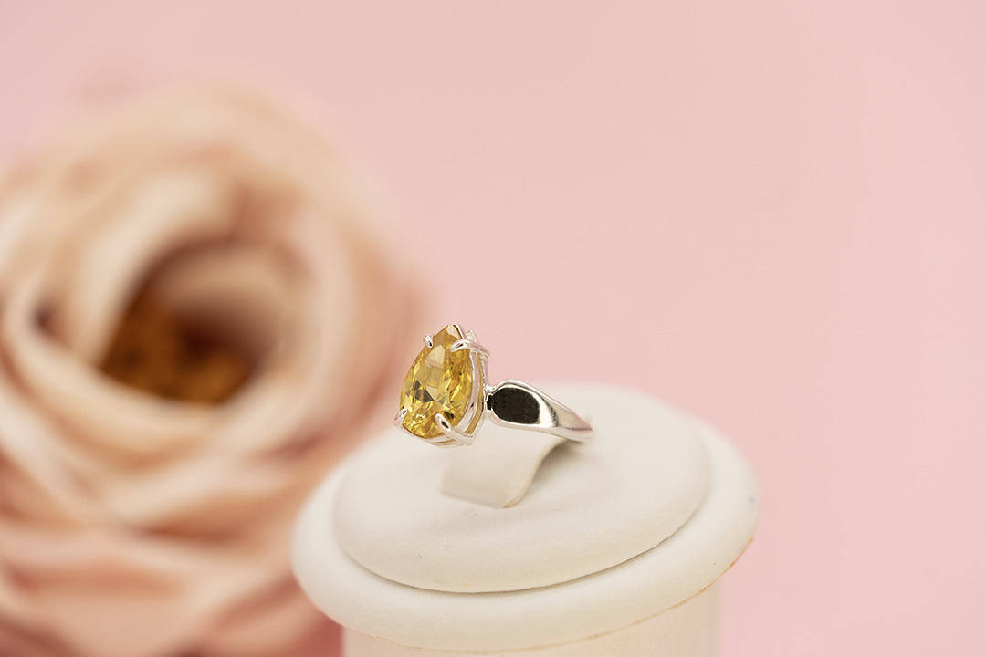 Серебряное кольцо с желтым сапфиром