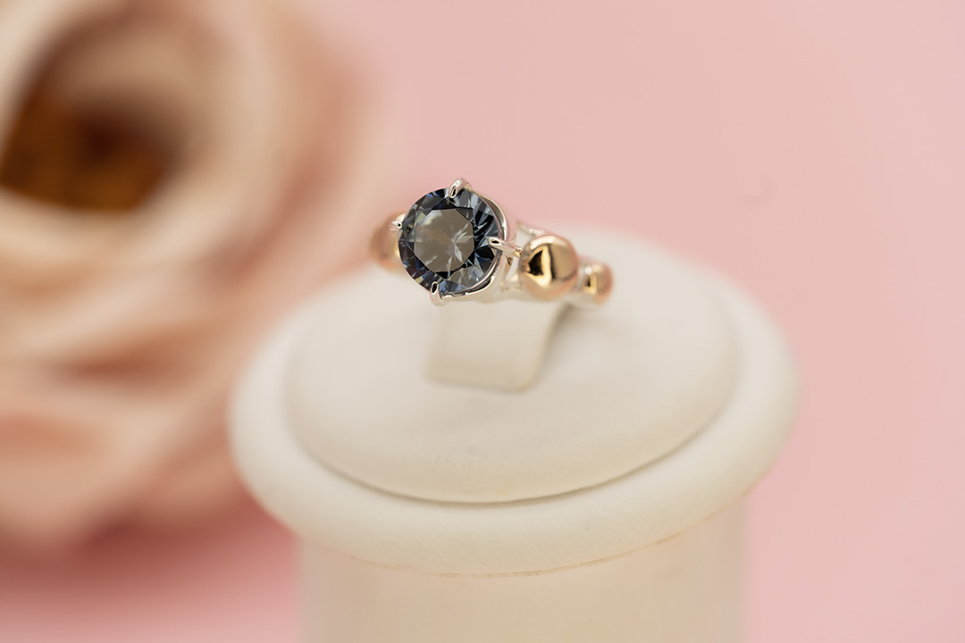 Серебряное кольцо с золотом и London blue топазом