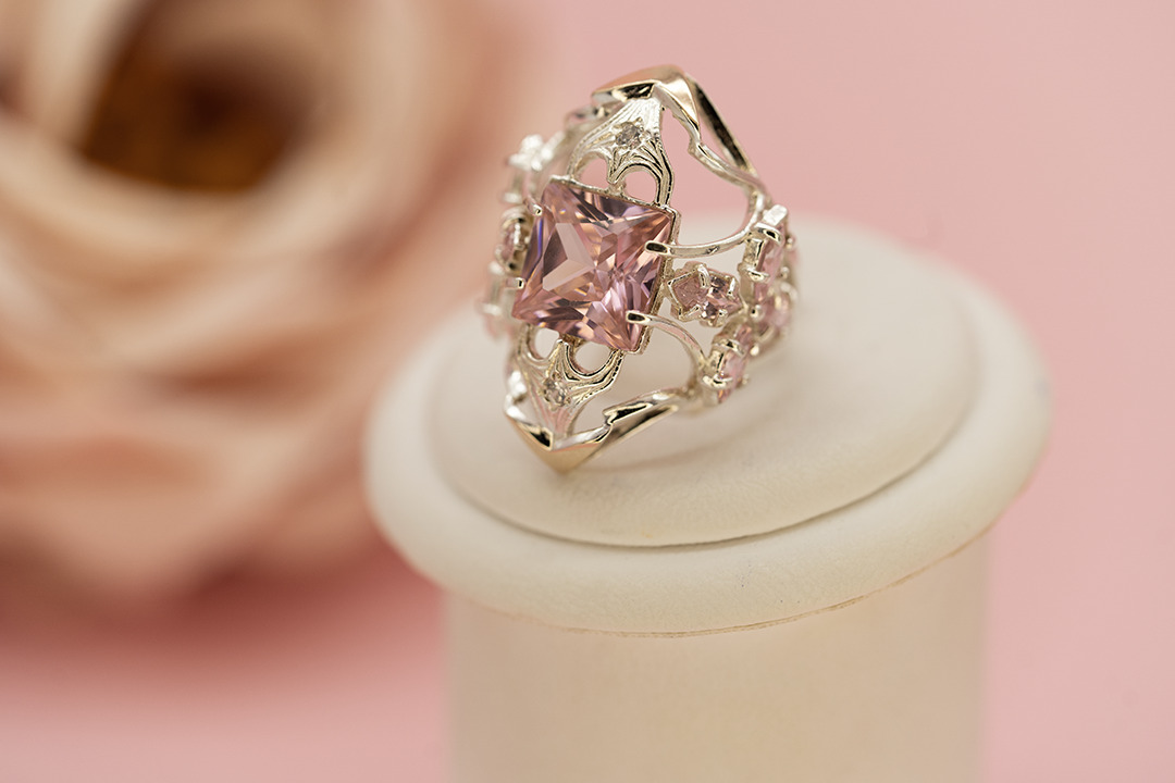Серебряное кольцо с золотом, розовыми топазами и фианитами