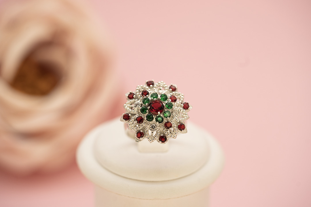 Серебряное кольцо с рубинами, изумрудами и фианитами